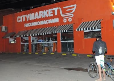 Asaltan supermercado y toman de rehenes a clientes