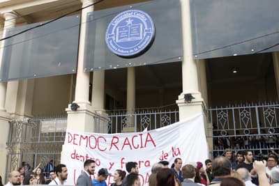 Alumnos de derecho UCA exigen levantamiento de la toma