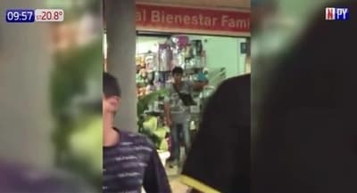 Pasajeros furiosos reducen a asaltante