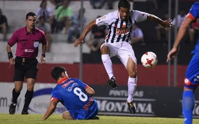 Libertad golea en casa