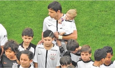 Niño de la albirroja de hule sigue viviendo su sueño