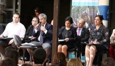 Jóvenes destacan actitud de ministra de Hacienda