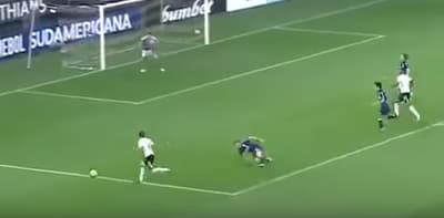 Ángel Romero deja pagando a su rival en Copa Sudamericana