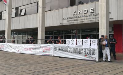 Funcionarios de la ANDE se manifiestan y exigen aumento salarial