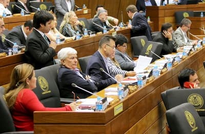 Diputados quieren dinero en lugar de vales de combustible