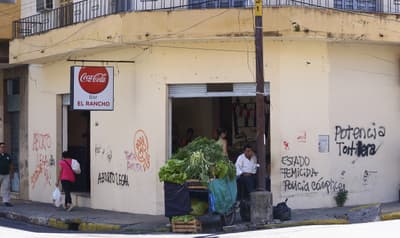 Buscan identificar a responsables de pintata durante marcha feminista