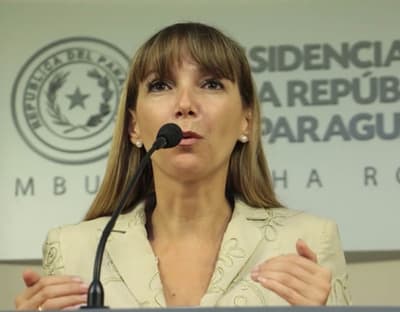 Exministra habla de conspiración de gerentes en su remoción
