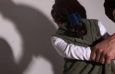 Envían a prisión a mujer que filmaba cuando abusaban de su hija