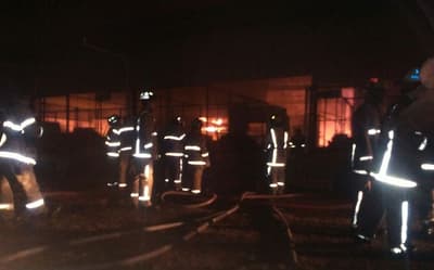 Resguardan viviendas cercanas al incendio