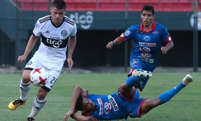 Olimpia remonta y se mantiene en la pelea