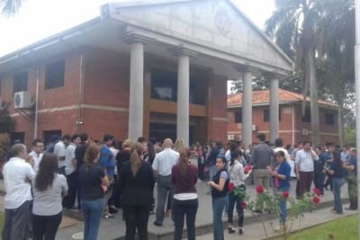 Funcionarios de la UNA se manifiestan