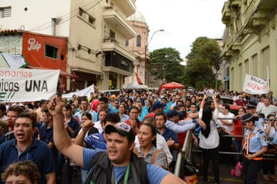 Ministra acepta diálogo y manifestantes de la UNA desbloquean sede de Hacienda
