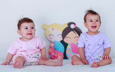 Niñas nacidas en parto único en el mundo celebran su primer año