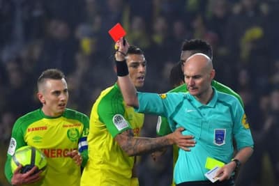 Árbitro que agredió a futbolista fue suspendido