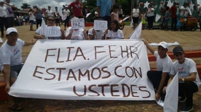 Reciben a la familia Fehr con banderas blancas
