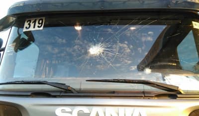 Conductor es golpeado por manifestantes que se oponen a bitrenes