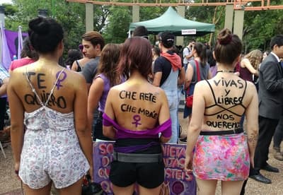 Mujeres marchan por igualdad de derechos y empoderamiento económico