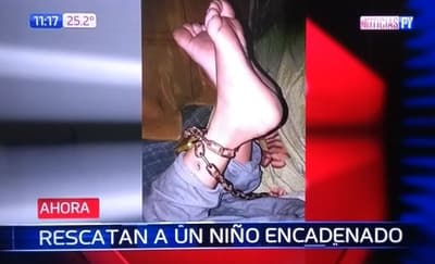 Madre encadenaba a su hijo para salir a vender yuyos