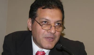 A poco de asumir, presidente de Conajzar firmó contrato con Apostala