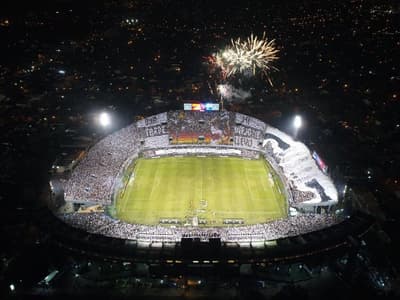 Mosaico y fiesta en las gradas