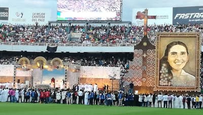 Miles de creyentes presentes en beatificación de Chiquitunga