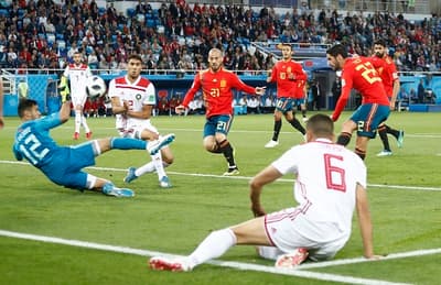 España empata y pasa a octavos gracias al VAR