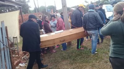 Insólito: Fue llegando a pie a "su velorio"