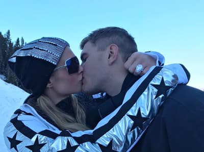 Paris Hilton y un anillo que debe tener réplicas por su astronómico valor