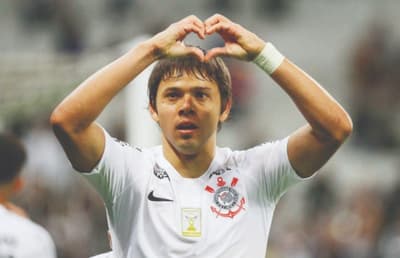 Romero marca tres goles en goleada del Corinthians