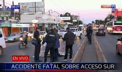 Automovilista arrolla y mata a peatón sobre Acceso Sur