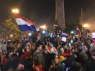 Manifestantes dicen “no” a la corrupción y al acuerdo de Yacyretá
