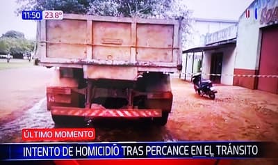 Bocinazo provoca balacera entre motocilista y automovilista