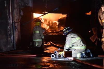 Incendio afecta tres locales del Mercado 4