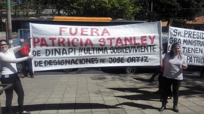 Abogados se manifiestan contra directora de Dinapi