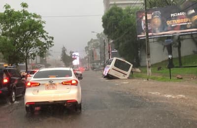 Bus "encalla" en avenida asuncena a causa de raudales