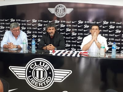 Con presencia de Cartes, Álvarez firma con Libertad por dos años