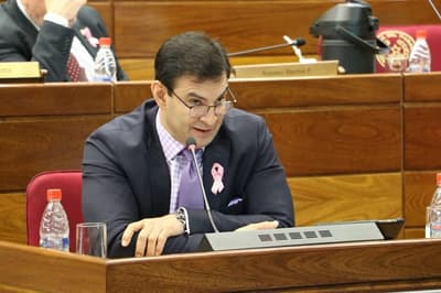 Ovelar se opuso a bajar salario, pero reconoció que su esposa “gana bien”