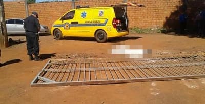 Mujer muere al ser aplastada por un portón