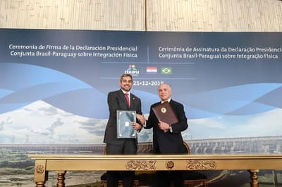 Abdo Benítez destaca importancia de puentes durante firma de acuerdo