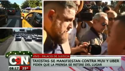 Taxistas agreden a periodistas durante manifestación