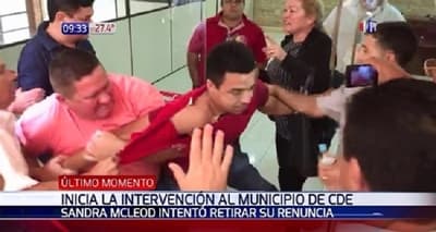 Impiden que Sandra McLeod retire su renuncia
