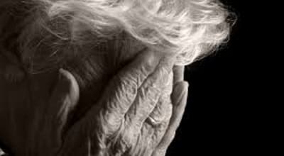 Detienen a mujer por golpear a su madre de 78 años