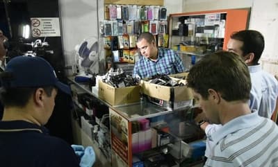 Allanan galería San Miguel e incautan gran cantidad de celulares