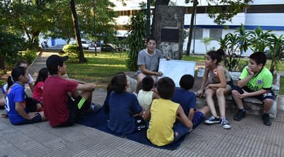 Joven autodidacta enseña inglés gratis a niños de escasos recursos