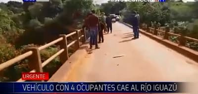 Auto cae a río con varios ocupantes en su interior