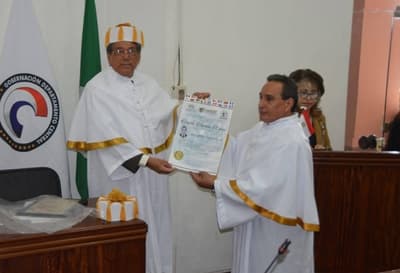 Senadora se indigna al enterarse del “doctorado” de Hugo Javier