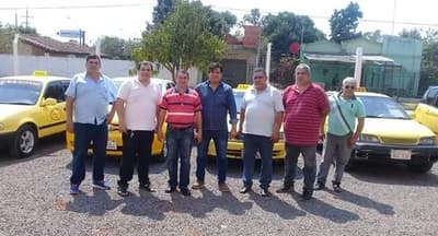 Grupo de taxistas apoyan servicios de Uber y MUV