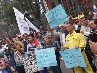 Funcionarios de la Ande en pie de guerra exigen renuncias