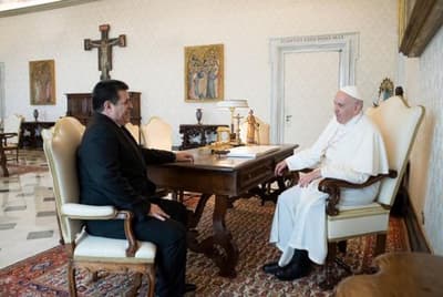 Cartes visita a Francisco, sus medios lo destacan, pero en redes lo destrozan