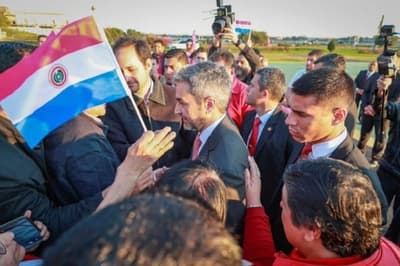 Funcionarios públicos reciben con vítores a Abdo Benítez